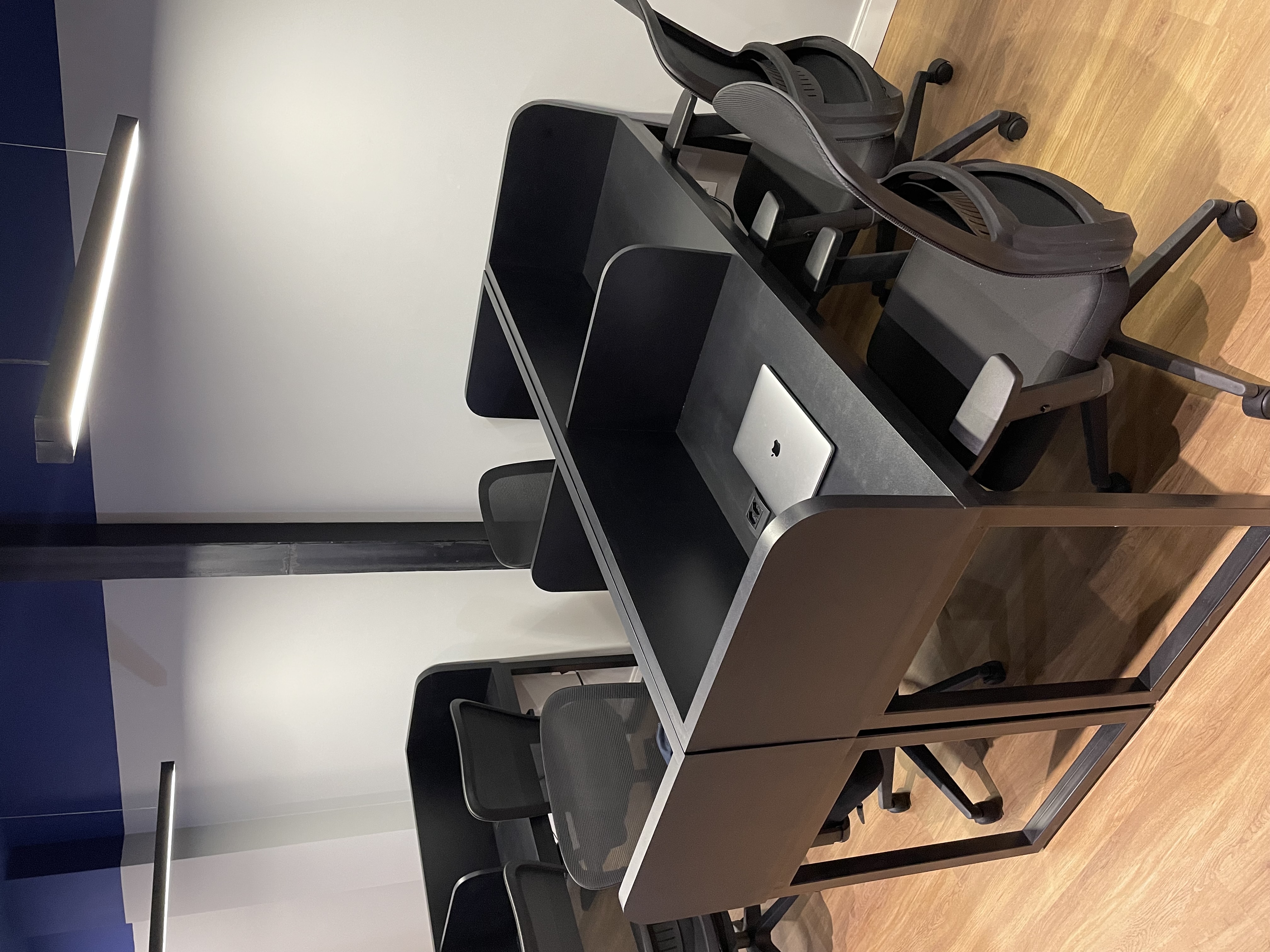 Espaço de Day Use no The Work Coworking em Vitória/ES com mesas compartilhadas, internet rápida e ambiente profissional