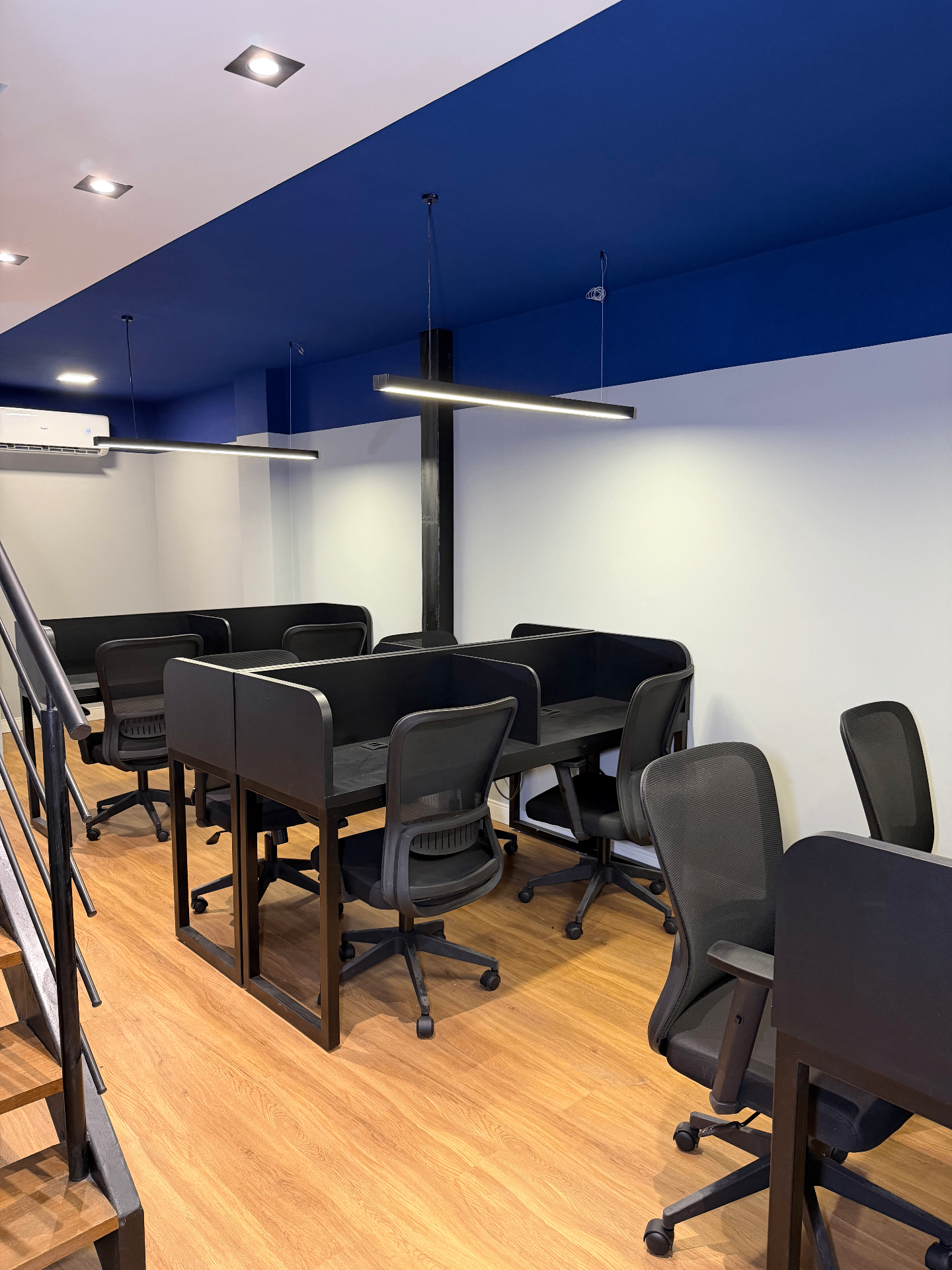 Mesas compartilhadas no The Work Coworking com internet rápida e ambiente climatizado em Vitória/ES