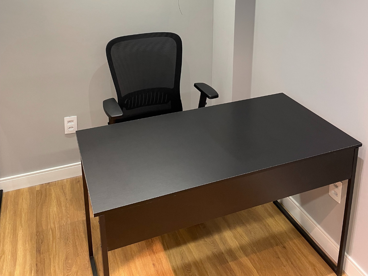 Sala privativa para trabalho focado, atendimentos e videochamadas no coworking em Vitória/ES